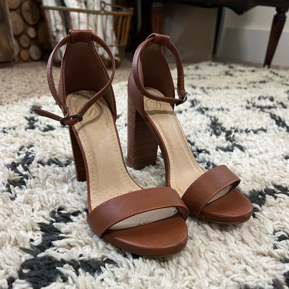 Heart N D  Strappy tan leather high heel shoes size 6